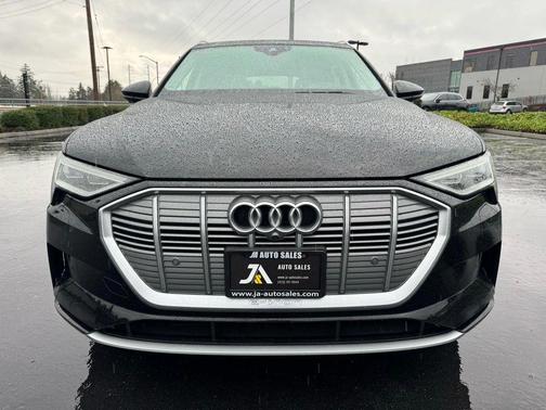 2019 Audi e-tron Premium Plus