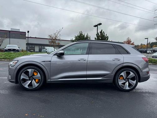 2022 Audi e-tron Premium Plus