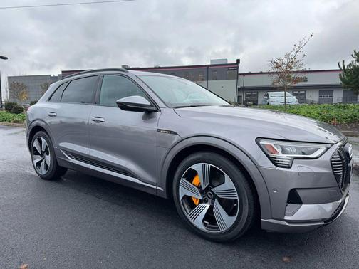 2022 Audi e-tron Premium Plus