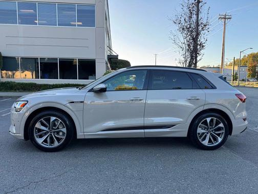 2021 Audi e-tron Premium Plus