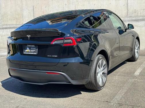 2022 Tesla Model Y Long Range Dual Motor All-Wheel Drive