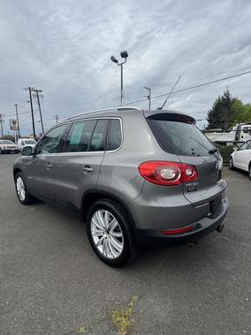 silver 2009 Volkswagen Tiguan SEL