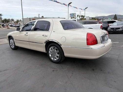 White Pearlescent Metallic 2003 Lincoln Town Car Cartier