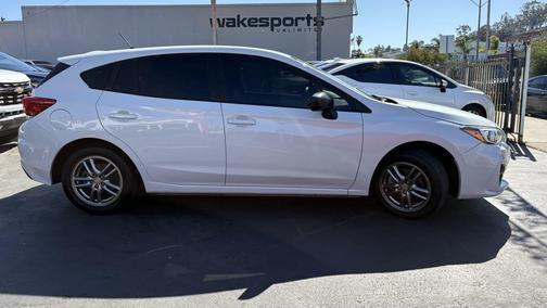 Crystal White Pearl 2019 Subaru Impreza 2.0i