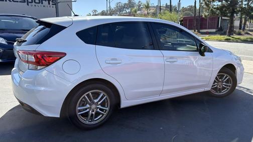 Crystal White Pearl 2019 Subaru Impreza 2.0i