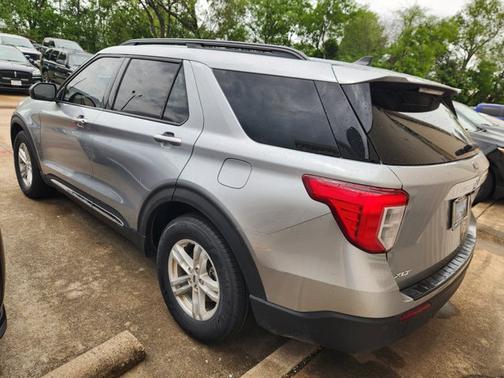 ICONIC SILVER METALLIC 2022 Ford Explorer XLT