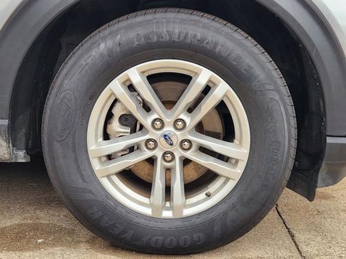 ICONIC SILVER METALLIC 2022 Ford Explorer XLT