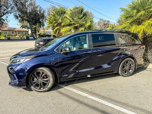 2021 Toyota Sienna XSE 7 Passenger