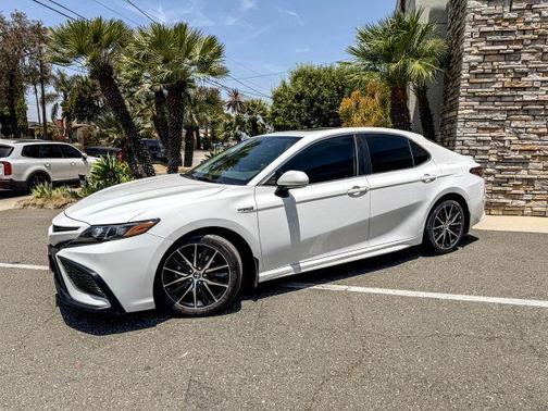 Super White 2021 Toyota Camry Hybrid SE