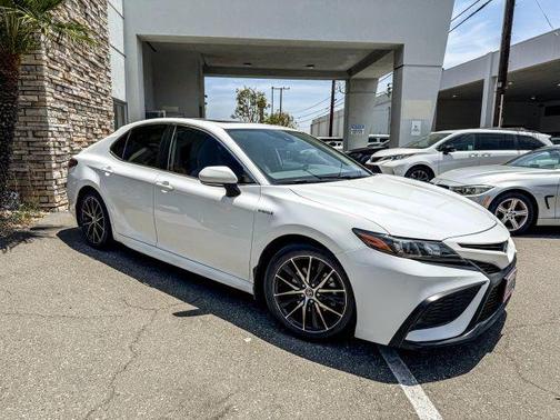 Super White 2021 Toyota Camry Hybrid SE