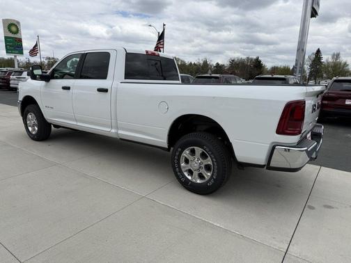 Bright White Clearcoat 2026 RAM 3500 Big Horn Crew Cab 4x4 8' Box