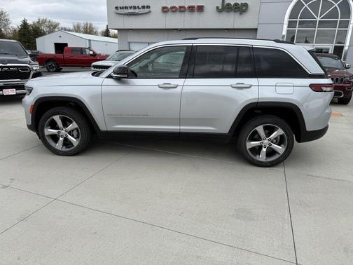 Silver Zynith 2022 Jeep Grand Cherokee Limited
