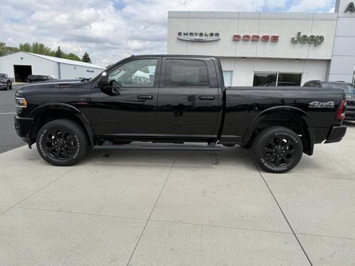 Diamond Black Crystal Pearlcoat 2022 RAM 2500 Laramie Crew Cab 4x4 6'4' Box