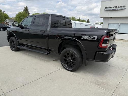 Diamond Black Crystal Pearlcoat 2022 RAM 2500 Laramie Crew Cab 4x4 6'4' Box