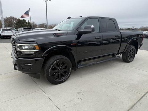 Diamond Black Crystal Pearlcoat 2022 RAM 2500 Laramie Crew Cab 4x4 6'4' Box