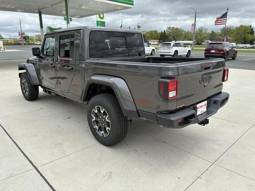 Granite Crystal Metallic Clearcoat 2026 Jeep Gladiator Sahara 4x4