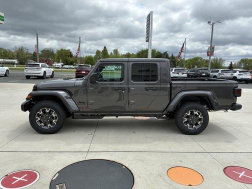 Granite Crystal Metallic Clearcoat 2026 Jeep Gladiator Sahara 4x4