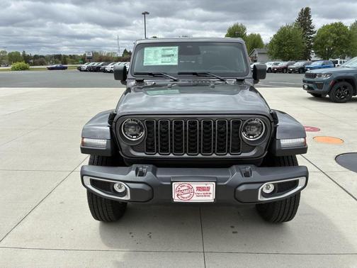 Granite Crystal Metallic Clearcoat 2026 Jeep Gladiator Sahara 4x4
