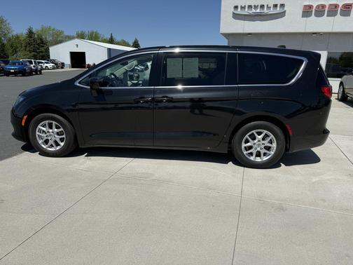 Brilliant Black Crystal Pearlcoat 2023 Chrysler Voyager LX