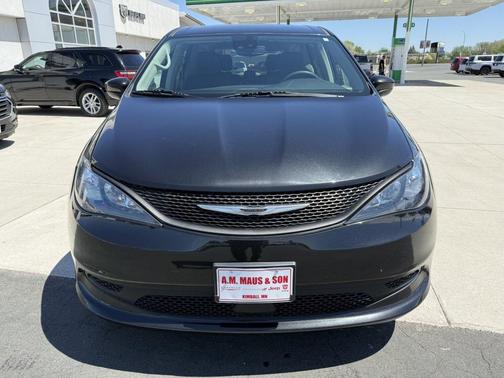 Brilliant Black Crystal Pearlcoat 2023 Chrysler Voyager LX