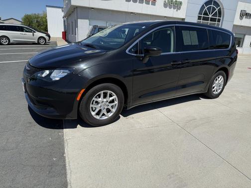 Brilliant Black Crystal Pearlcoat 2023 Chrysler Voyager LX