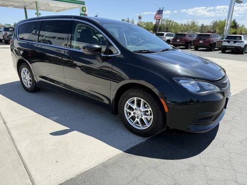 Brilliant Black Crystal Pearlcoat 2023 Chrysler Voyager LX