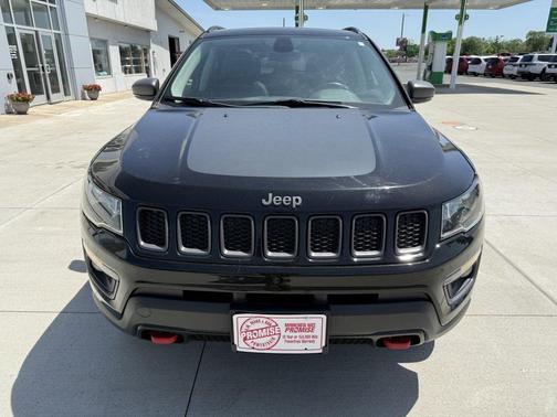 Diamond Black Crystal Pearlcoat 2018 Jeep Compass Trailhawk