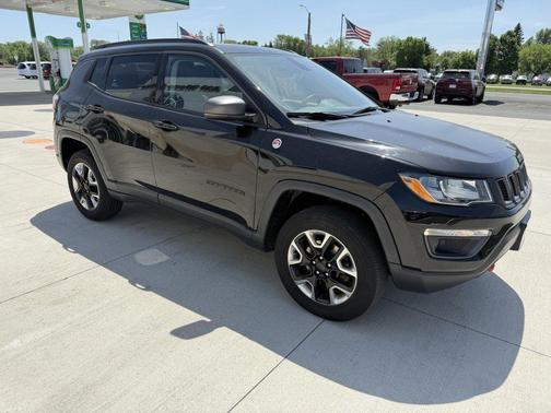 Diamond Black Crystal Pearlcoat 2018 Jeep Compass Trailhawk