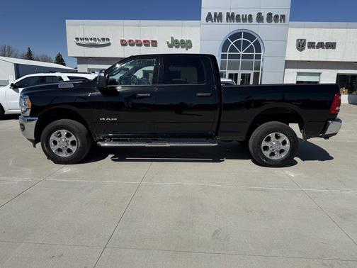Diamond Black Crystal Pearlcoat 2024 RAM 2500 Big Horn Crew Cab 4x4 6'4' Box