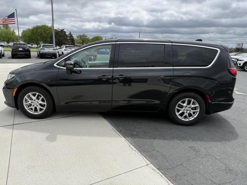 Brilliant Black Crystal Pearlcoat 2023 Chrysler Pacifica Touring L