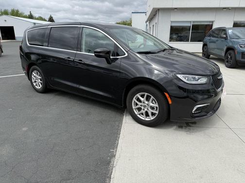 Brilliant Black Crystal Pearlcoat 2023 Chrysler Pacifica Touring L
