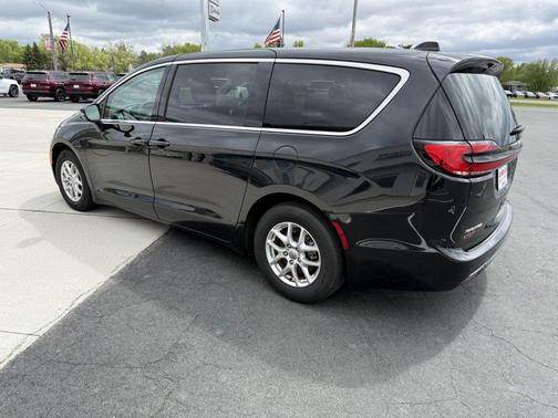 Brilliant Black Crystal Pearlcoat 2023 Chrysler Pacifica Touring L