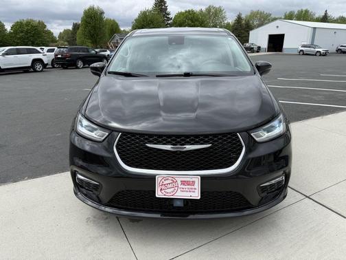 Brilliant Black Crystal Pearlcoat 2023 Chrysler Pacifica Touring L