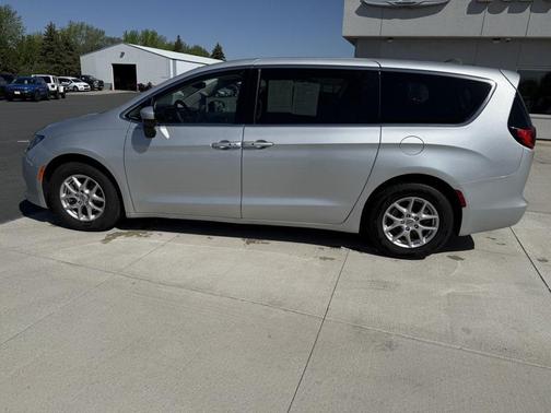 Silver Mist 2023 Chrysler Voyager LX