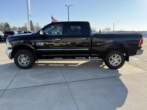2017 RAM 3500 Laramie Crew Cab 4x4 6'4' Box