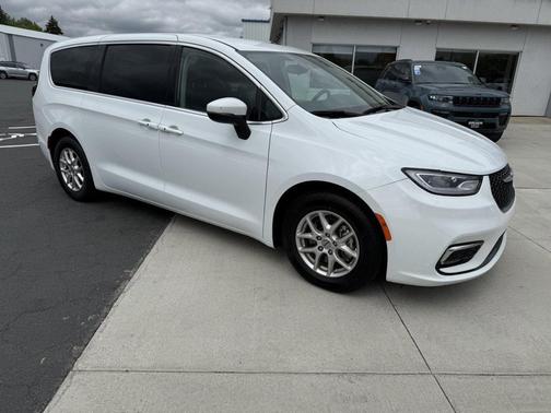 Bright White Clearcoat 2023 Chrysler Pacifica Touring L