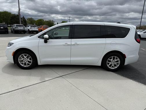 Bright White Clearcoat 2023 Chrysler Pacifica Touring L