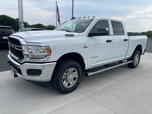 2022 RAM 3500 Tradesman Crew Cab 4x4 6'4' Box