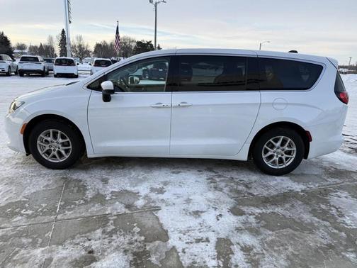 2023 Chrysler Voyager LX