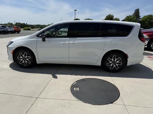 Bright White Clearcoat 2027 Chrysler Pacifica Limited