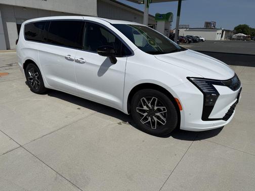 Bright White Clearcoat 2027 Chrysler Pacifica Limited