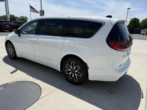 Bright White Clearcoat 2027 Chrysler Pacifica Limited