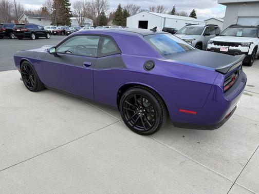 Plum Crazy Pearlcoat 2023 Dodge Challenger R/T Scat Pack