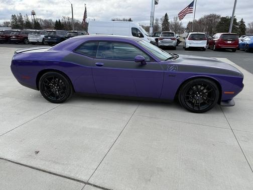 Plum Crazy Pearlcoat 2023 Dodge Challenger R/T Scat Pack