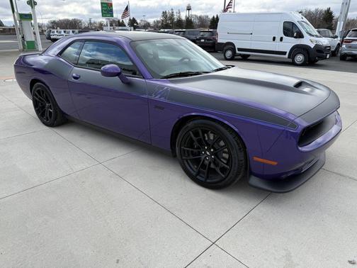 Plum Crazy Pearlcoat 2023 Dodge Challenger R/T Scat Pack
