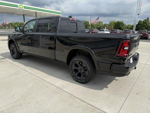 Diamond Black Crystal Pearlcoat 2026 RAM 1500 Big Horn/Lone Star