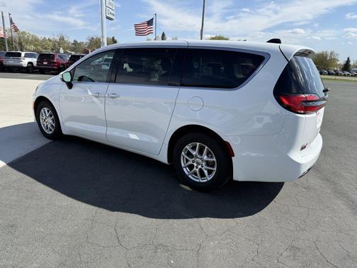 Bright White Clearcoat 2023 Chrysler Pacifica Touring L