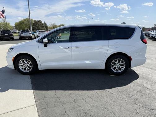 Bright White Clearcoat 2023 Chrysler Pacifica Touring L