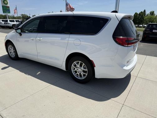 Bright White Clearcoat 2027 Chrysler Pacifica L
