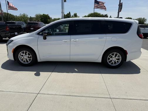 Bright White Clearcoat 2027 Chrysler Pacifica L